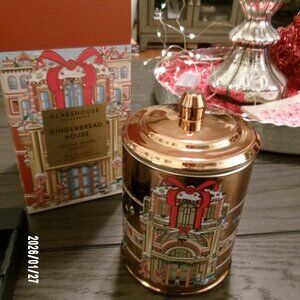 GLASSHOUSE GINGERBREAD HOUSE - FESTIVE SPICED BISCUIT CANDLE - 13.4 OZ. NIB